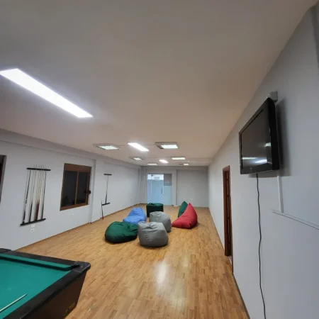 Tirane, jepet me qera magazine Kati 1, 190 m² 1.200 € (Komuna e Parisit)