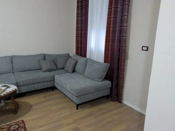 Tirane, jepet me qera apartament 2+1+Ballkon Kati 2, 70 m² 500 € (XHAMLLIK)