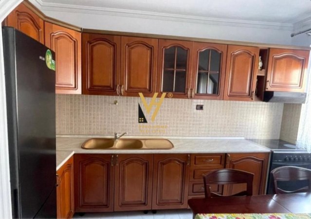 Tirane, jepet me qera apartament 2+1+Ballkon Kati 4, 75 m² 700 € (ISH PARKU I AUTOBUSAVE)