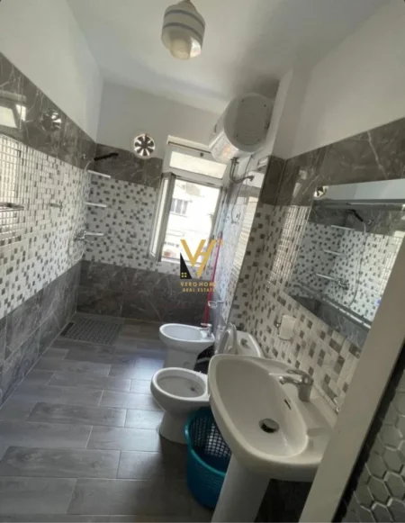 Tirane, jepet me qera apartament 2+1+Ballkon Kati 4, 75 m² 700 € (ISH PARKU I AUTOBUSAVE)