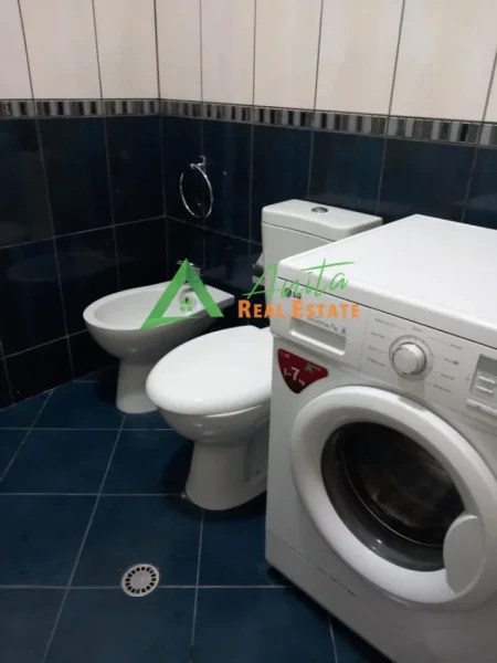 Tirane, jepet me qera apartament 2+1+Ballkon Kati 5, 80 m² 60.000 Leke (Rruga e Kavajes)
