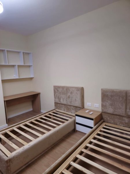 Tirane, jepet me qera apartament 2+1+Ballkon Kati 2, 120 m² 1.300 € (Liqeni i Thate)