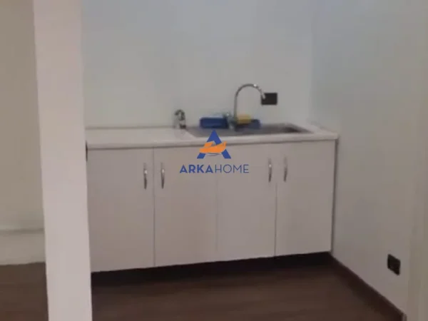 Tirane, jepet me qera zyre Kati 3, 70 m² 700 € 