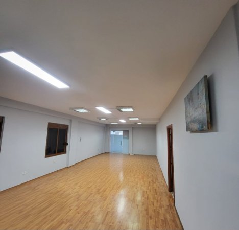 Tirane, jepet me qera ambjent biznesi Kati 3, 190 m² 1.200 € (Mbikalimi Komunes)