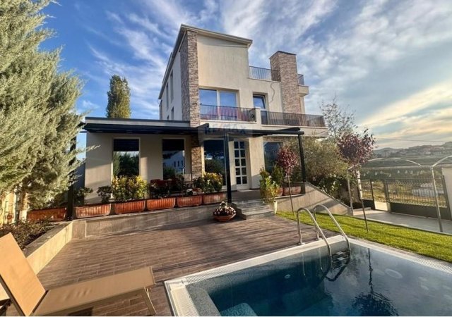 Tirane, jepet me qera Vile 4+1 , 360 m² 4.000 € (Farke e vogel)