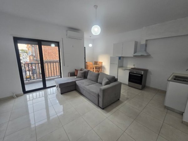 Tirane, jepet me qera apartament 1+1 Kati 2, 81 m² 500 € (RRUGA GJON BUZUKU)