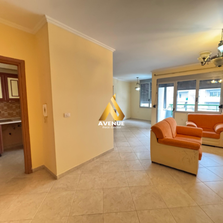 Tirane, jepet me qera ambjent biznesi Kati 4, 166 m² 1.200 € (rruga e dibres)