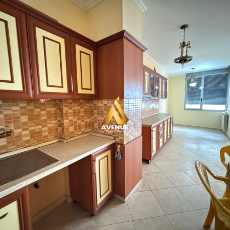 Tirane, jepet me qera ambjent biznesi Kati 4, 166 m² 1.200 € (rruga e dibres)