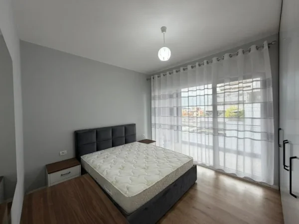 Tirane, jepet me qera apartament 1+1 Kati 3, 65 m² 500 € (Qendra Emerald)