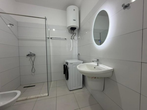 Tirane, jepet me qera apartament 1+1 Kati 3, 65 m² 500 € (Qendra Emerald)