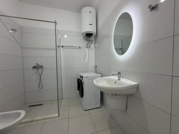 Tirane, jepet me qera apartament 1+1 Kati 3, 65 m² 500 € (Qendra Emerald)