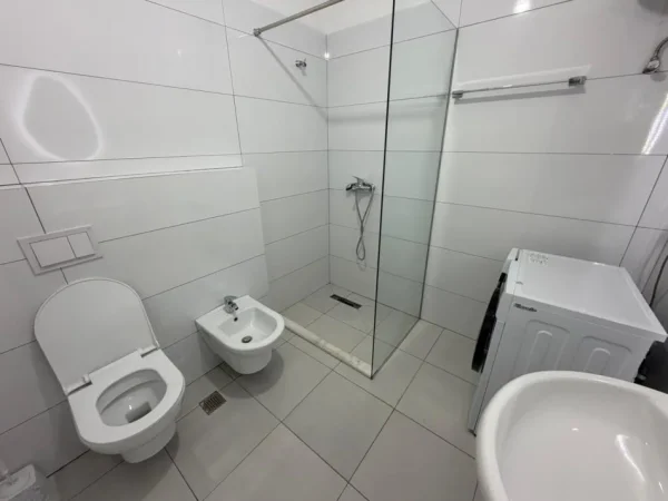 Tirane, jepet me qera apartament 1+1 Kati 3, 65 m² 500 € (Qendra Emerald)