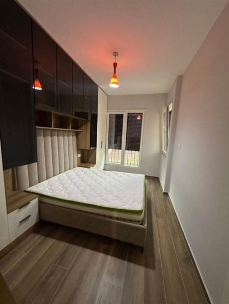 Tirane, jepet me qera apartament 1+1 Kati 2, 65 m² 700 € (Shkolla e Kuqe)
