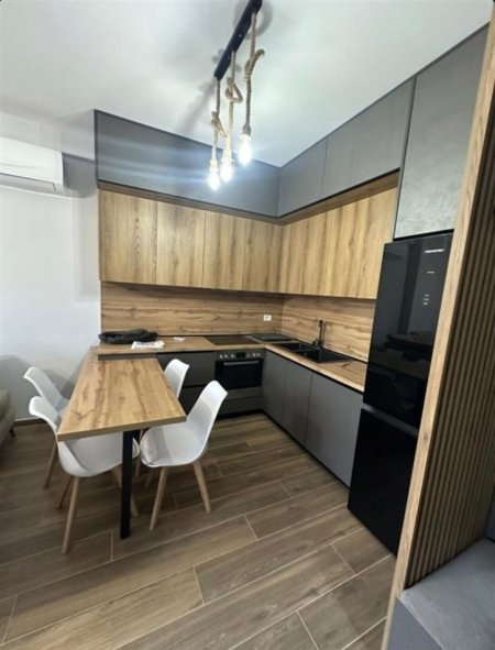 Tirane, jepet me qera apartament 1+1 Kati 2, 65 m² 700 € (Shkolla e Kuqe)