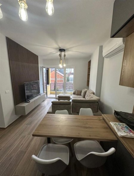 Tirane, jepet me qera apartament 1+1 Kati 2, 65 m² 700 € (Shkolla e Kuqe)