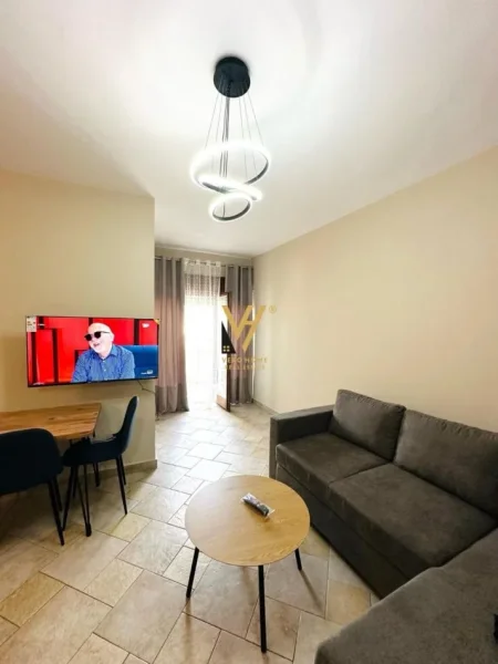 Tirane, jepet me qera apartament 1+1+Ballkon Kati 12, 60 m² 600 € (QENDER)