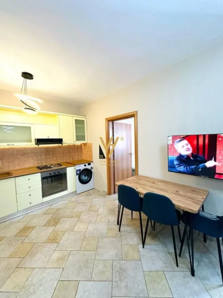 Tirane, jepet me qera apartament 1+1+Ballkon Kati 12, 60 m² 600 € (QENDER)