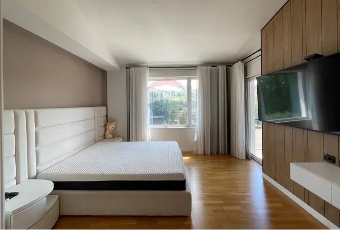Tirane, jepet me qera Vile 4+1 Kati 2, 300 m² 4.500 € (Teg)