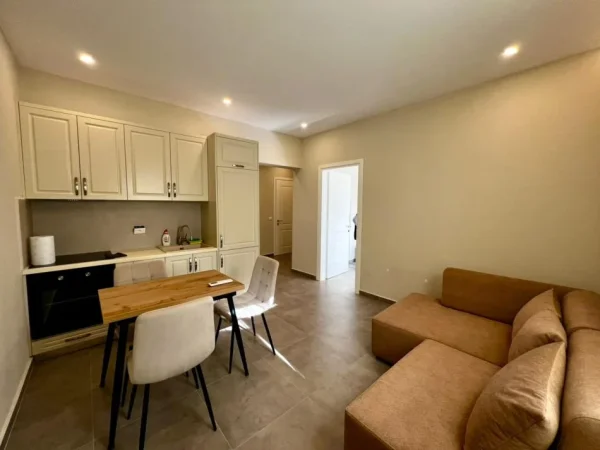 Vlore, jepet me qera apartament 1+1 Kati 2, 60 m² 300 € (Rruga Ali demi, Vlore, Prane Spitalit)