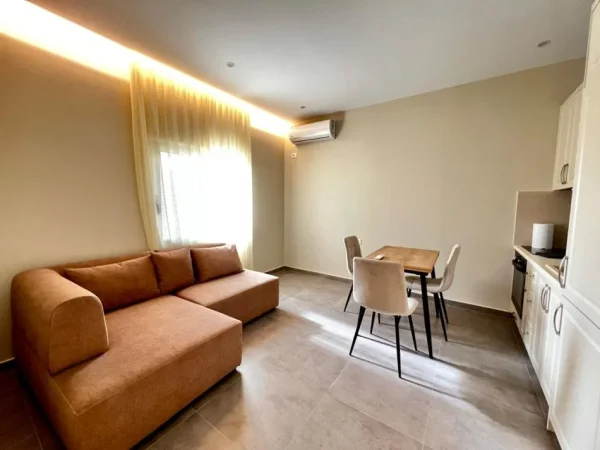 Vlore, jepet me qera apartament 1+1 Kati 2, 60 m² 300 € (Rruga Ali demi, Vlore, Prane Spitalit)