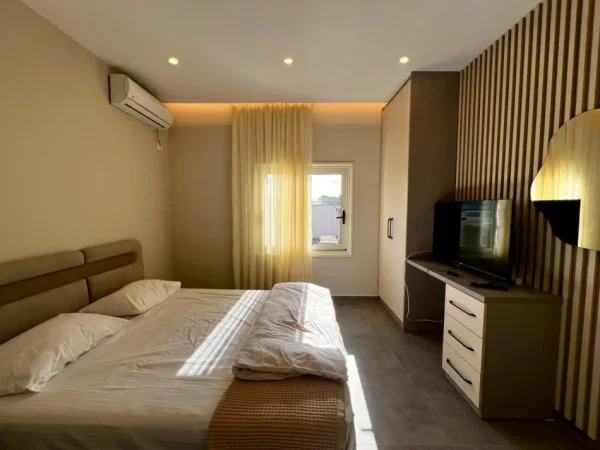 Vlore, jepet me qera apartament 1+1 Kati 2, 60 m² 300 € (Rruga Ali demi, Vlore, Prane Spitalit)