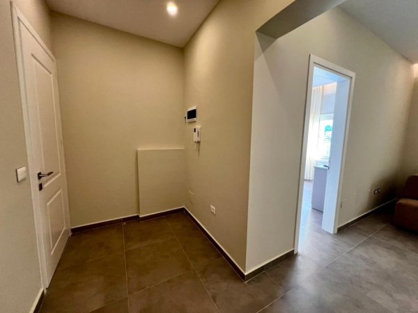 Vlore, jepet me qera apartament 1+1 Kati 2, 60 m² 300 € (Rruga Ali demi, Vlore, Prane Spitalit)