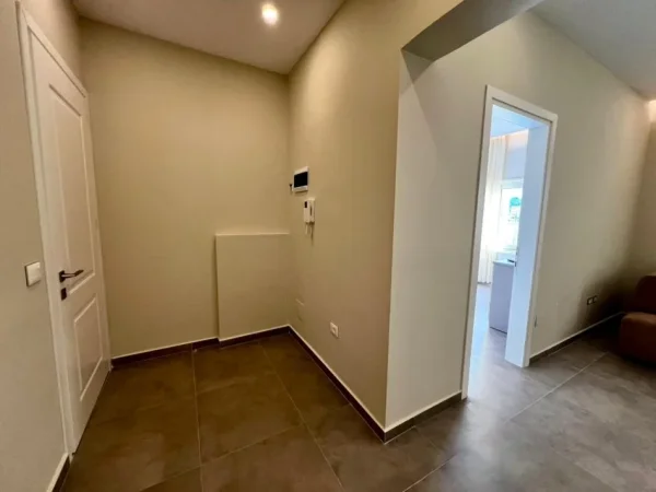 Vlore, jepet me qera apartament 1+1 Kati 2, 60 m² 300 € (Rruga Ali demi, Vlore, Prane Spitalit)