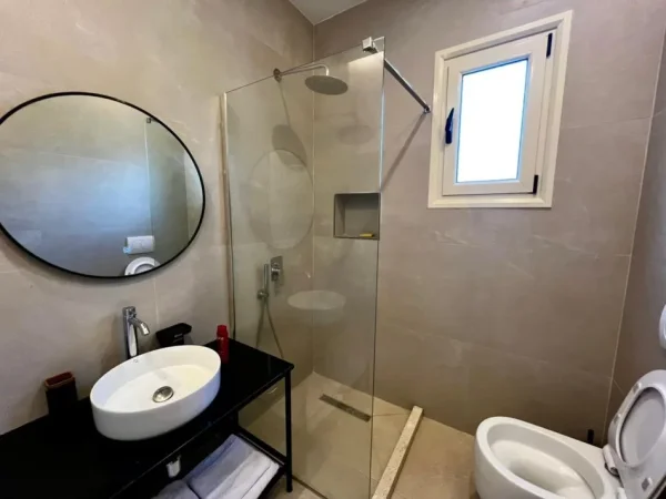 Vlore, jepet me qera apartament 1+1 Kati 2, 60 m² 300 € (Rruga Ali demi, Vlore, Prane Spitalit)