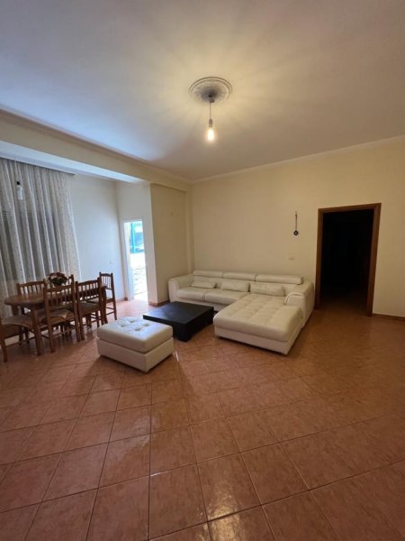 Vlore - Lungomare, jepet me qera apartament 2+1+Aneks+Ballkon Kati 2, 120 m² 450 € (Rruga Murat Terbaci, Tek Rira)