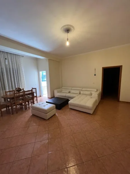 Vlore - Lungomare, jepet me qera apartament 2+1+Aneks+Ballkon Kati 2, 120 m² 450 € (Rruga Murat Terbaci, Tek Rira)