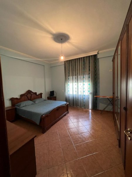 Vlore - Lungomare, jepet me qera apartament 2+1+Aneks+Ballkon Kati 2, 120 m² 450 € (Rruga Murat Terbaci, Tek Rira)