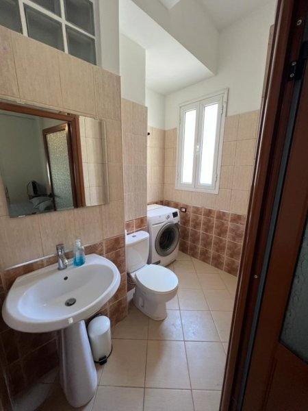Vlore - Lungomare, jepet me qera apartament 2+1+Aneks+Ballkon Kati 2, 120 m² 450 € (Rruga Murat Terbaci, Tek Rira)