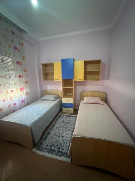 Vlore - Lungomare, jepet me qera apartament 2+1+Aneks+Ballkon Kati 2, 120 m² 450 € (Rruga Murat Terbaci, Tek Rira)