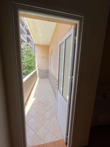 Vlore - Lungomare, jepet me qera apartament 2+1+Aneks+Ballkon Kati 2, 120 m² 450 € (Rruga Murat Terbaci, Tek Rira)