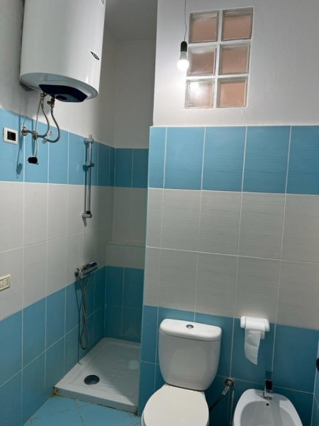 Vlore - Lungomare, jepet me qera apartament 2+1+Aneks+Ballkon Kati 2, 120 m² 450 € (Rruga Murat Terbaci, Tek Rira)