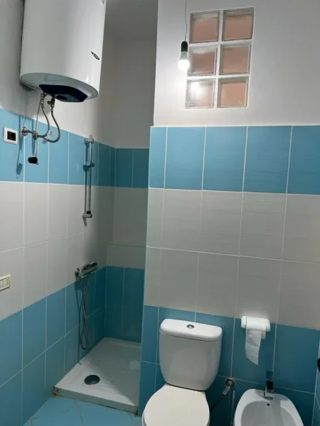 Vlore - Lungomare, jepet me qera apartament 2+1+Aneks+Ballkon Kati 2, 120 m² 450 € (Rruga Murat Terbaci, Tek Rira)