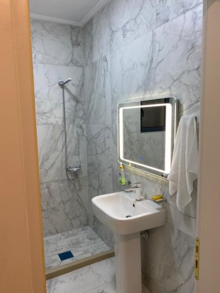 Vlore - Lungomare, jepet me qera apartament 2+1+Ballkon Kati 1, 100 m² 550 € (Rruga Murat Terbaci, Tek Regina)