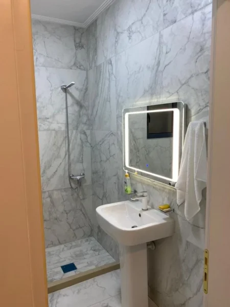 Vlore - Lungomare, jepet me qera apartament 2+1+Ballkon Kati 1, 100 m² 550 € (Rruga Murat Terbaci, Tek Regina)