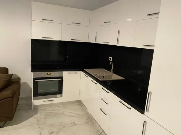 Vlore - Lungomare, jepet me qera apartament 2+1+Ballkon Kati 1, 100 m² 550 € (Rruga Murat Terbaci, Tek Regina)