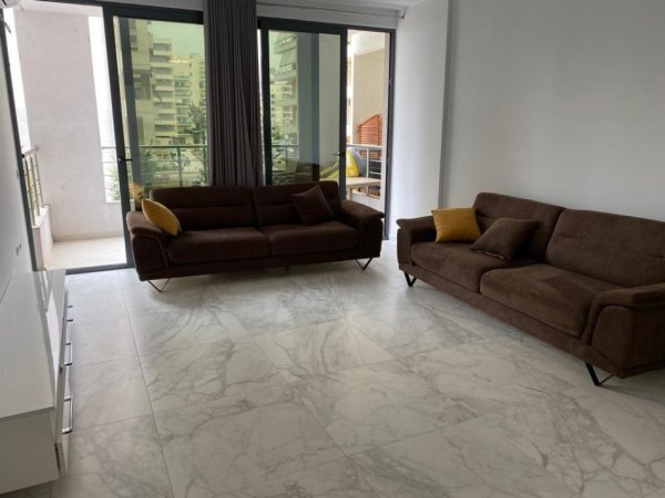 Vlore - Lungomare, jepet me qera apartament 2+1+Ballkon Kati 1, 100 m² 550 € (Rruga Murat Terbaci, Tek Regina)