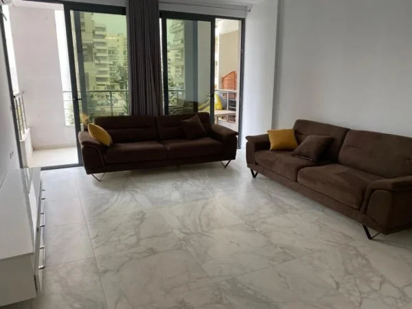 Vlore - Lungomare, jepet me qera apartament 2+1+Ballkon Kati 1, 100 m² 550 € (Rruga Murat Terbaci, Tek Regina)