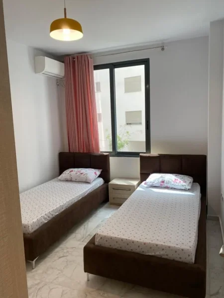 Vlore - Lungomare, jepet me qera apartament 2+1+Ballkon Kati 1, 100 m² 550 € (Rruga Murat Terbaci, Tek Regina)