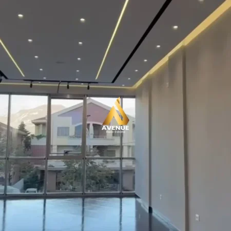 Tirane, jepet me qera ambjent biznesi Kati 2, 75 m² 700 € (bulevardi blu)