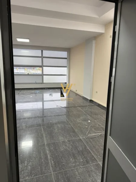 Tirane, jepet me qera ambjent biznesi Kati 1, 75 m² 600 € (ASTIR)