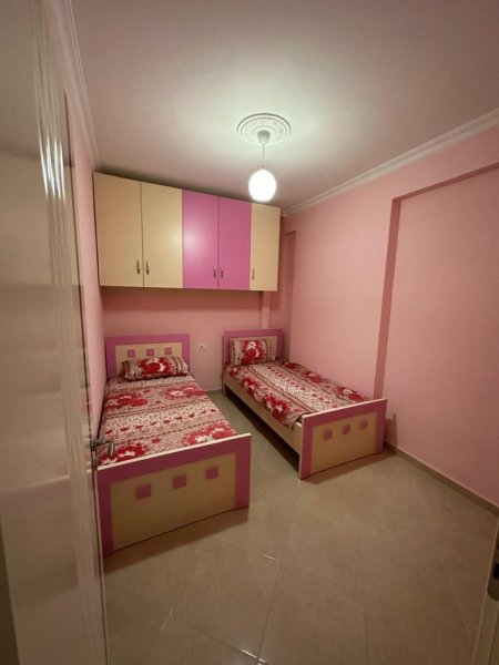Vlore, jepet me qera apartament 2+1+Ballkon Kati 5, 100 m² 400 € (Rruga Kosova, Prane Portit)