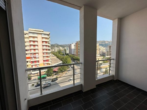 Vlore, jepet me qera apartament 2+1+Ballkon Kati 5, 100 m² 400 € (Rruga Kosova, Prane Portit)