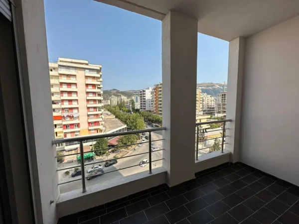 Vlore, jepet me qera apartament 2+1+Ballkon Kati 5, 100 m² 400 € (Rruga Kosova, Prane Portit)