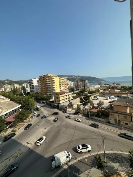 Vlore, jepet me qera apartament 2+1+Ballkon Kati 5, 100 m² 400 € (Rruga Kosova, Prane Portit)