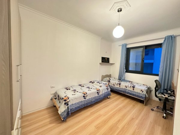 Vlore - Lungomare, jepet me qera apartament 2+1+Ballkon Kati 5, 100 m² 600 € (Rruga Murat Terbaci, Tek Bar Bonaparte)