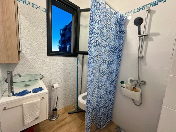 Vlore - Lungomare, jepet me qera apartament 2+1+Ballkon Kati 5, 100 m² 600 € (Rruga Murat Terbaci, Tek Bar Bonaparte)
